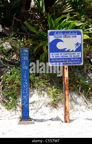 Tsunami Gefahr Zone Warnschild auf Maya Bay, wo The Beach gedreht wurde, Ko Phi Phi Ley, Phuket, Thailand Stockfoto