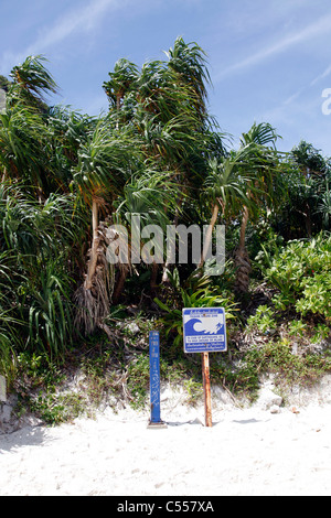 Tsunami Gefahr Zone Warnschild auf Maya Bay, wo The Beach gedreht wurde, Ko Phi Phi Ley, Phuket, Thailand Stockfoto