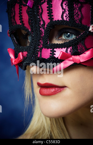 Geheimnisvolle Frau mit Maske Stockfoto