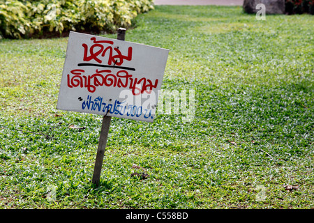 Thai halten Sie aus dem Rasen anmelden Thai schreiben in Phuket, Thailand Stockfoto