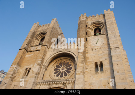 Niedrigen Winkel Ansicht der Kathedrale und Kathedrale Se, Alfama, Lissabon, Portugal Stockfoto