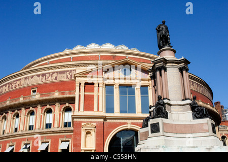 Statue vor einem Denkmal, Royal Albert Hall, Kensington, London, England Stockfoto
