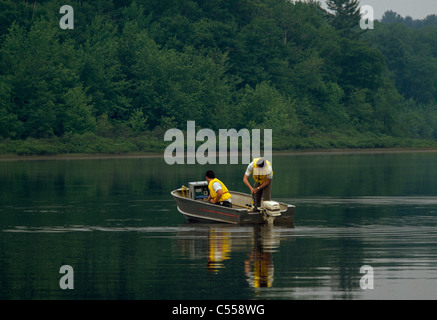 Wissenschaftler analysieren Verschmutzungsgrad in einen Fluss, Chalk River Laboratories, Ottawa River, Kanada Stockfoto