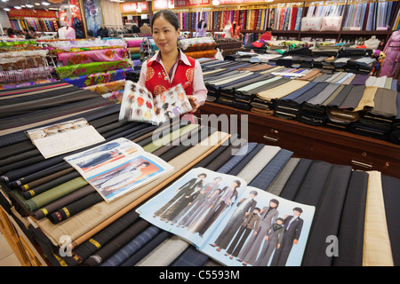 Frau Schneider in einem Bekleidungsgeschäft, Silk Market, Peking, China Stockfoto