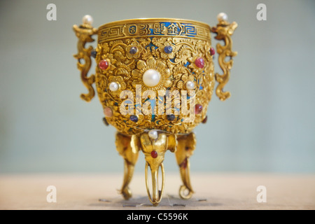 Nahaufnahme von einer dekorativen Gold Cup, Galerie der Schätze, Verbotene Stadt, Peking, China Stockfoto