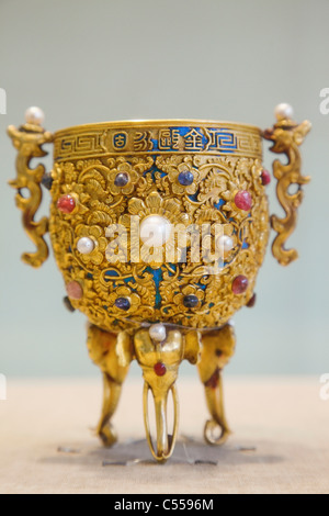 Nahaufnahme von einer dekorativen Gold Cup, Galerie der Schätze, Verbotene Stadt, Peking, China Stockfoto