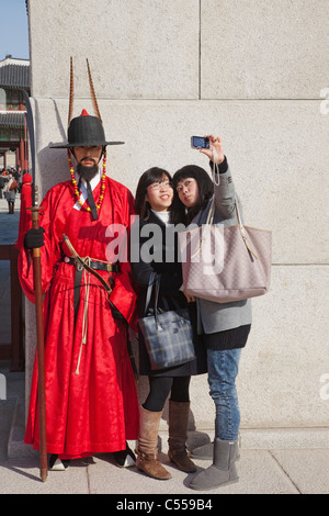 Teenager-Mädchen posiert mit zeremonielle Garde in traditioneller Uniform, Gyeongbokgung-Palast, Seoul, Südkorea Stockfoto