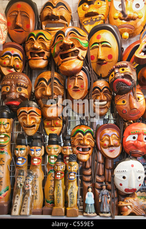 Holzmasken und Statuen zeigen in einem Markt, Namdaemun-Markt, Seoul, Südkorea Stockfoto