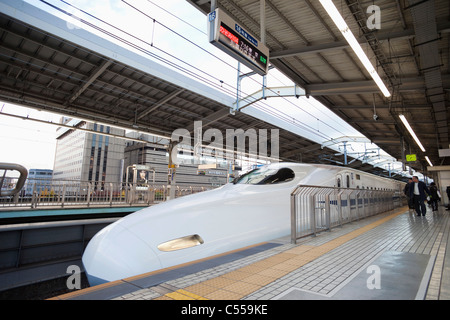 Hochgeschwindigkeitszug auf einem Bahnhof, Stadt Kyoto, Kyoto Prefecture, Kinki-Region, Honshu, Japan Stockfoto