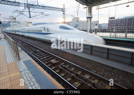 Hochgeschwindigkeitszug auf einem Bahnhof, Stadt Kyoto, Kyoto Prefecture, Kinki-Region, Honshu, Japan Stockfoto