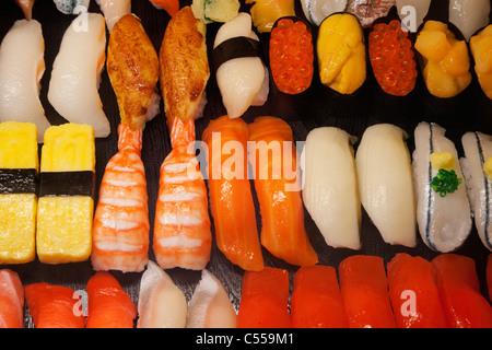 Kunststoff Futternapf im Anzeigefenster eines japanischen Restaurants, Präfektur Tokio, Kanto-Region, Honshu, Japan Stockfoto