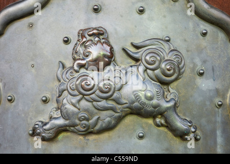 Geschnitzte Guardian Löwenstatue am Tor des Tempels, Nishi Honganji Tempels, Kyoto Prefecture, Kinki-Region, Honshu, Japan Stockfoto