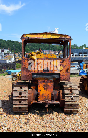 Alte rostige Traktor auf Hastings Stade Strand East Sussex England UK Stockfoto