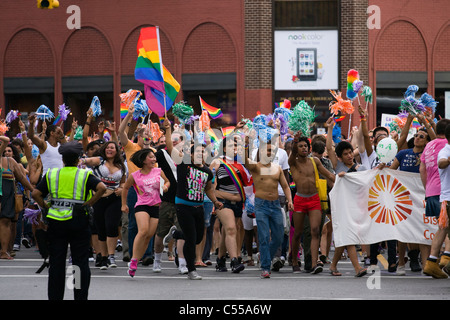 Bunte Nachtschwärmer zu Fuß in der 2011-LGBT-Gay-Pride-Parade in New York City Stockfoto