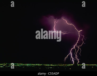 Blitze über der Stadt Stockfoto