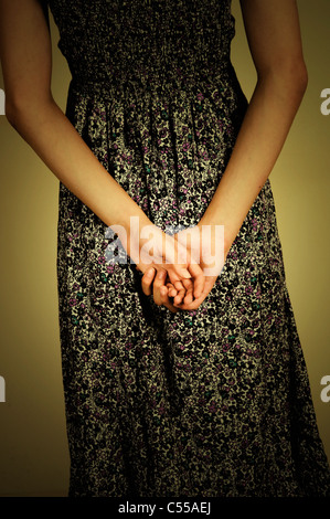 Junge Frau Hände hinter dem Rücken Stockfoto