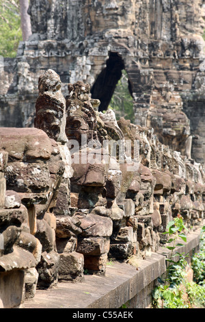 Geschnitzte Figuren am Tor zu Angkor Thom, Siem Reap, Kambodscha Stockfoto