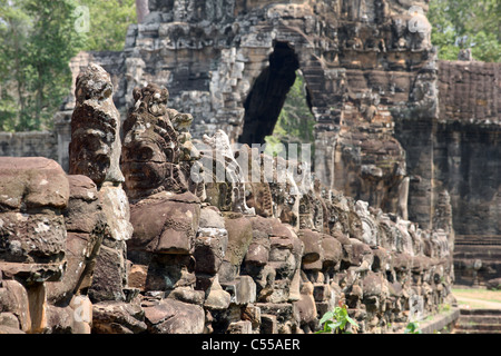 Geschnitzte Figuren am Tor zu Angkor Thom, Siem Reap, Kambodscha Stockfoto