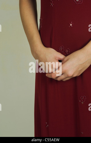 Frau im roten Kleid warten Stockfoto