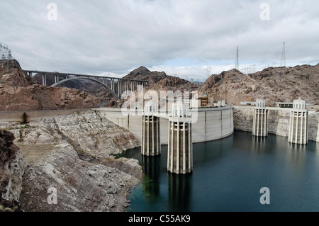 Abenddämmerung Blick auf den Hoover-Staudamm und die neue US-93 Bypass Brücke zwischen Nevada und Arizona, USA Stockfoto