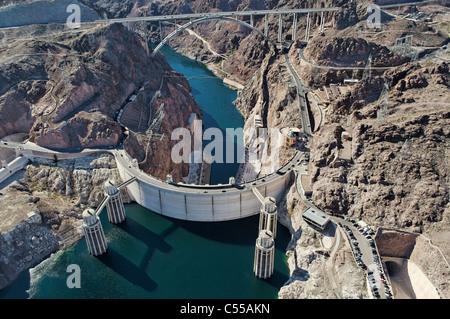 Luftaufnahme der Hoover-Staudamm und neue US 93 Bypass Brücke, Arizona Grenze zu Nevada, USA Stockfoto