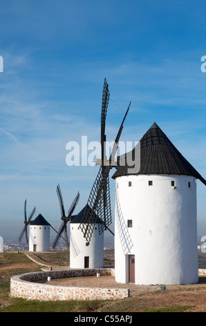 Gruppe von traditionellen Windmühlen im Alcazar de San Juan, Ciudad Real, Castilla La Mancha, Spanien Stockfoto