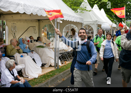 Die Niederlande, Nijmegen. Nijmegen-vier-Tages-Wanderung. Spanischen Teilnehmer zu Fuß vor der Kranke aus dem Krankenhaus. Stockfoto