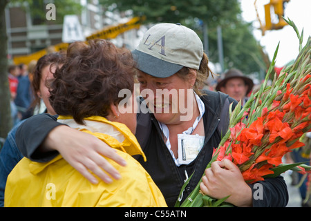 Die Niederlande, Nijmegen. Nijmegen-vier-Tages-Wanderung. Unterstützer und Teilnehmer mit Blumen zu beenden. Stockfoto