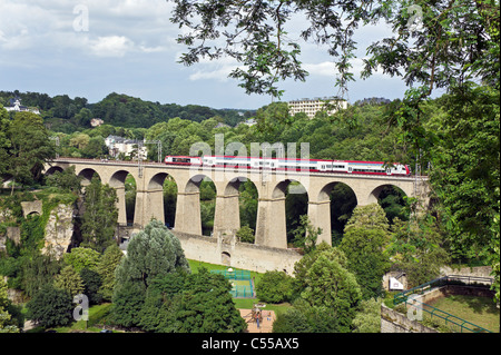 Trainieren Sie auf Eisenbahn Brücke Kreuzung Fluss Alzette in Luxemburg-Stadt Stockfoto