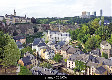 Blick über Montee du Grund Uewerstad Stadt Luxemburg Luxemburg mit Munster Brücke unten in der Mitte & Abb. de Neumünster Zentrum Stockfoto