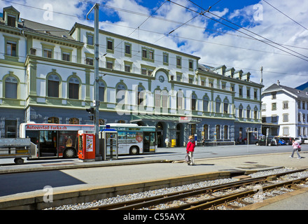 Schweizer Bahn SBB CFF FFS Brig Bahnhof mit der Matterhorn Gotthard Bahn verfolgt im Vordergrund Stockfoto