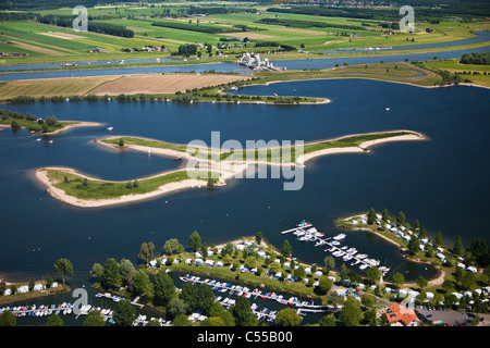 Die Niederlande, Maurik, Yacht-Becken, Hintergrund: Amerongen: Hochwasserschutz Damm im Fluss Lek, auch genannt: Neder-Rijn. Luft. Stockfoto