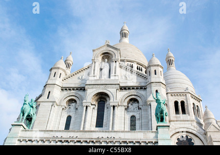 Niedrigen Winkel Blick auf eine Basilika, Basilique Du Sacré Coeur, Paris, Ile de France, Frankreich Stockfoto