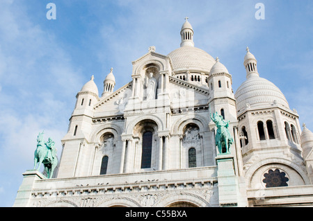 Niedrigen Winkel Blick auf eine Basilika, Basilique Du Sacré Coeur, Paris, Ile de France, Frankreich Stockfoto