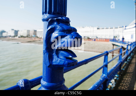 Ein Löwe-Geländer auf Eastbourne Pier, ein Grad II viktorianischen Pier an der Südküste Kurstadt in East Sussex. Stockfoto