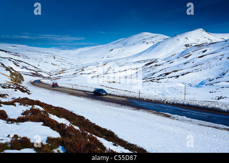 Schottland, Perthshire, Glenshee. Auto und 4-Rad-Antrieb auf der A93 in der Nähe von Glenshee Skigebiet und Spittal Glenshee. Stockfoto