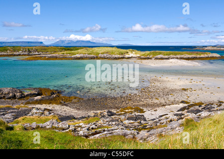 Blick auf den Inseln Eigg und Rum vom Strand am Traigh in der Nähe von Portnaluchaig; Arisaig; Schottland Stockfoto