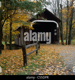 Überdachte Brücke in einem Wald, MacMillan Covered Bridge, Grafton, Vermont, USA Stockfoto