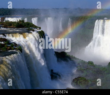 Regenbogen über einem Wasserfall, Teufelskehle, Iguacu Wasserfälle, Iguazu Fluss Parana, Brasilien Stockfoto