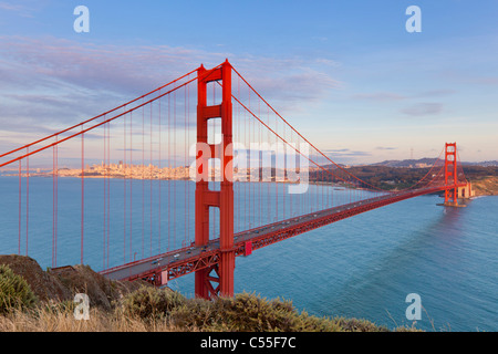 San Francisco Golden Gate Bridge mit Verkehr über die Brücke nach und von Marin County City in San Francisco California Stockfoto