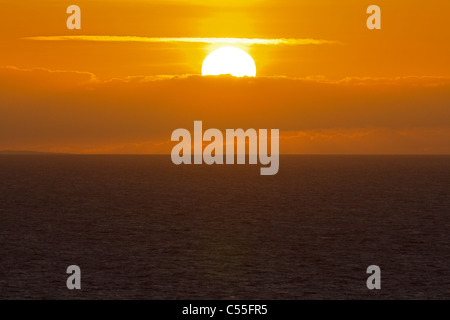 Mitternachtssonne über der Ostsee Stockfoto