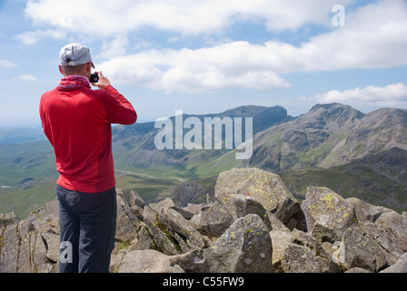 Walker eine Aufnahme des Bereichs Scafell vom Nordwestgrat, Lake District, Cumbria. Stockfoto