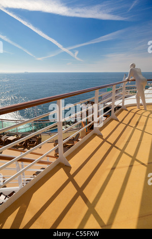 Skulptur auf dem oberen Deck des Kreuzfahrtschiffes Azura, Ostsee 2 Stockfoto