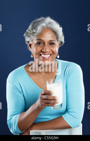 Portrait einer älteren Frau Trinkmilch Stockfoto