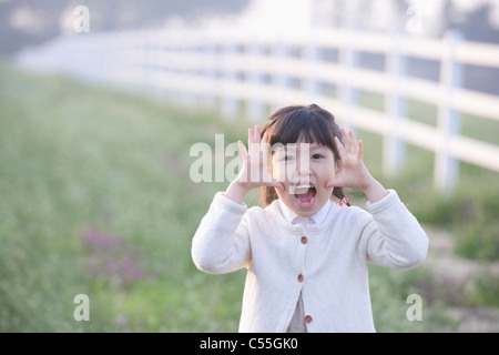 Mädchen mit einem Lächeln schreien Stockfoto