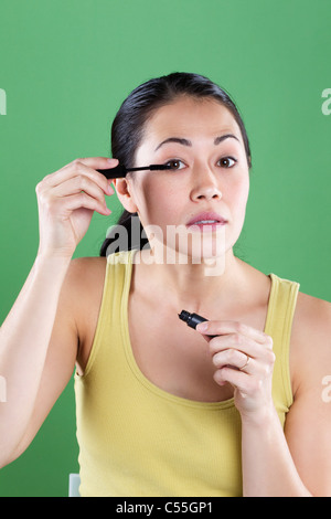 Junge Frau, die Wimperntusche auftragen Stockfoto