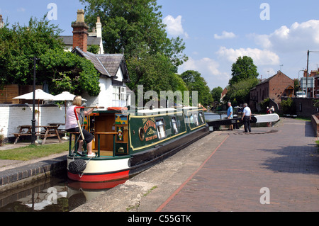 Narrowboat bei York Street Lock, Stourport-auf-Severn, Worcestershire, England, UK Stockfoto