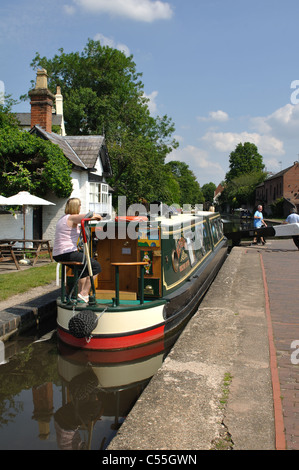 Narrowboat bei York Street Lock, Stourport-auf-Severn, Worcestershire, England, UK Stockfoto