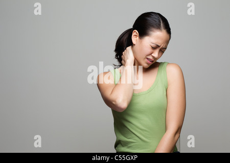 Junge Frau mit Nackenschmerzen leiden Stockfoto