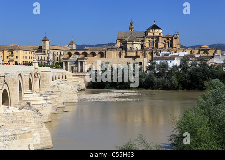 Das [Puente Romano] [Römerbrücke] über [Rio Guadalquivir] Cordoba, Andalusien, Spanien, mit der Mezquita-Moschee hinter Stockfoto